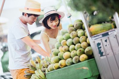 woman and man shopping fruit